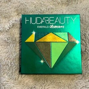 Huda beauty emerald obsessions eyeshadow palette